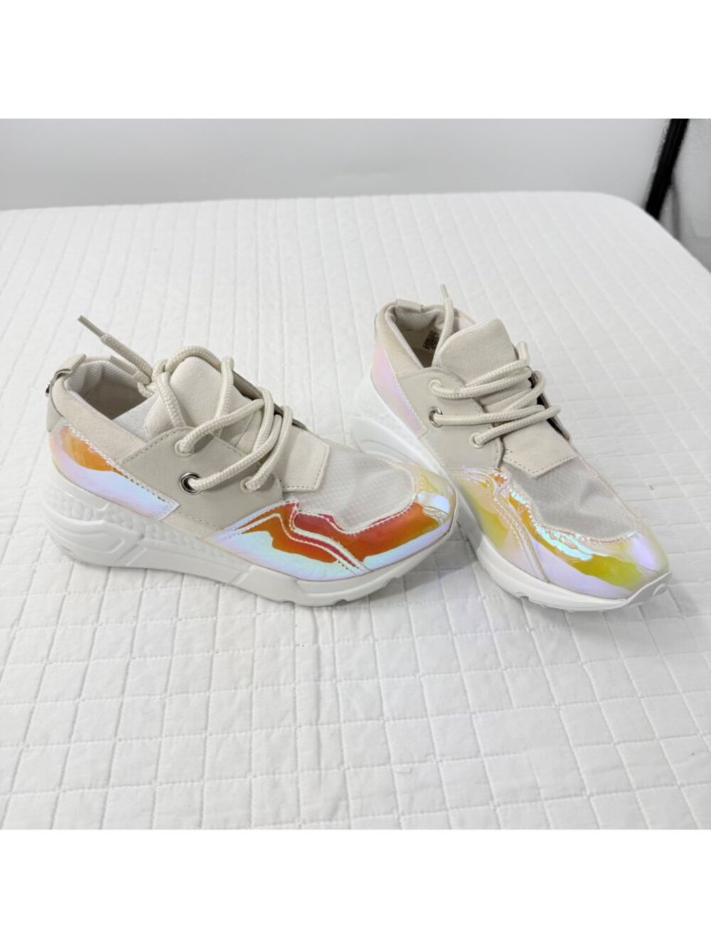 NWOB, Steve Madden Cliff Iridescent  Sneakers Women's Size 7 Leather & Fabric